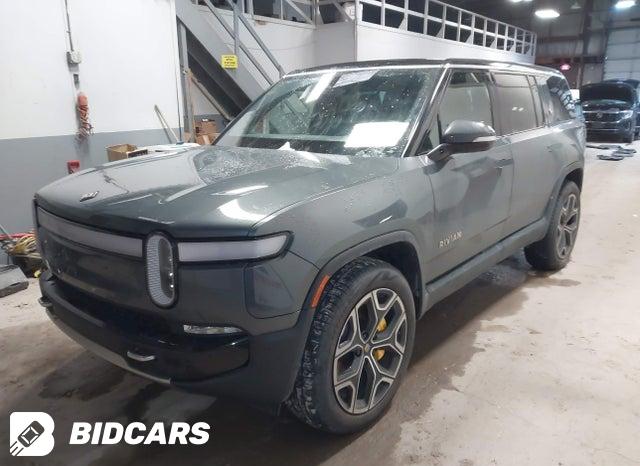 7PDSGABA1PN013944 2023 Rivian R1S photo no. 2
