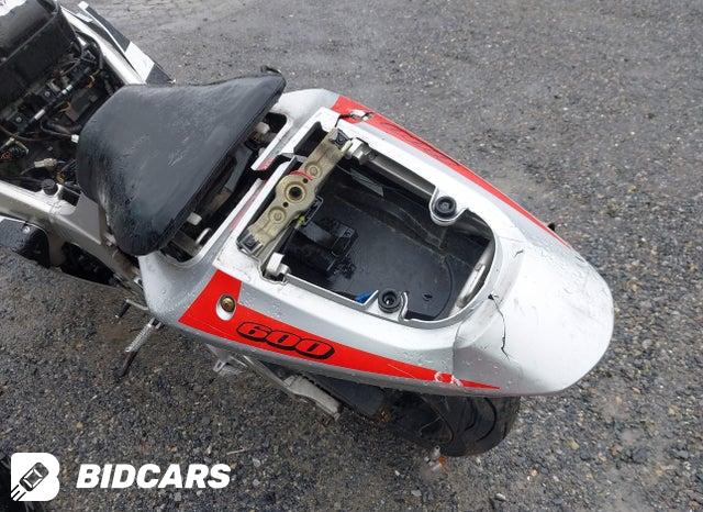 JS1GN7BA112103698 2001 Suzuki GSX-R600 photo no. 16