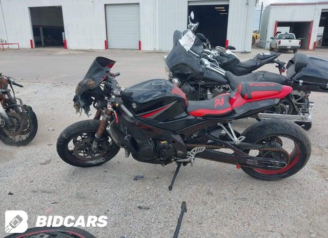 JS1GT76A652108661 2005 Suzuki GSX-R1000 photo no. 2