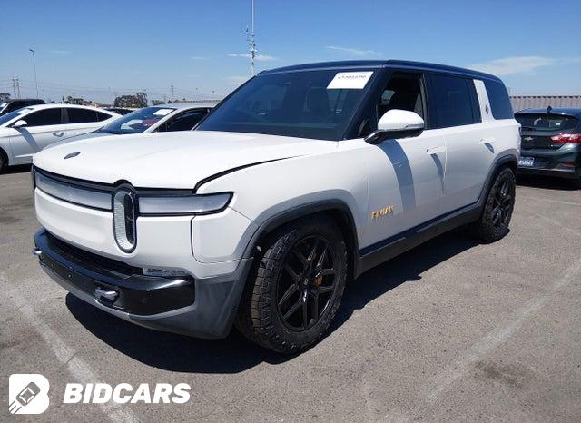 7PDSGABA6PN017536 2023 Rivian R1S photo no. 2
