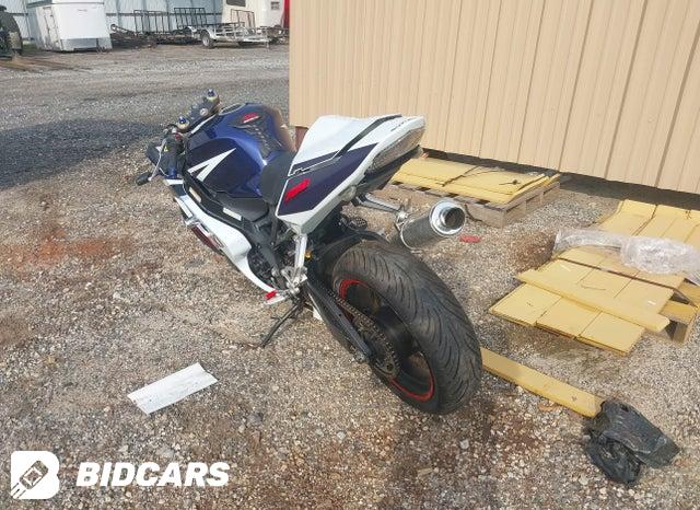 JS1GR7JA142104554 2004 Suzuki GSX-R750 photo no. 3