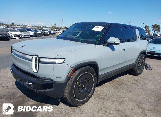 7PDSGBBA6SN052690 2025 Rivian R1S photo no. 2