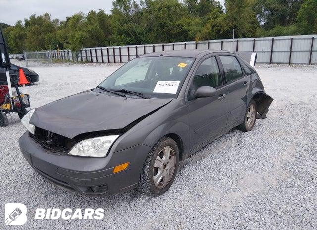 1FAFP38Z95W231368 2005 Ford Focus photo no. 2