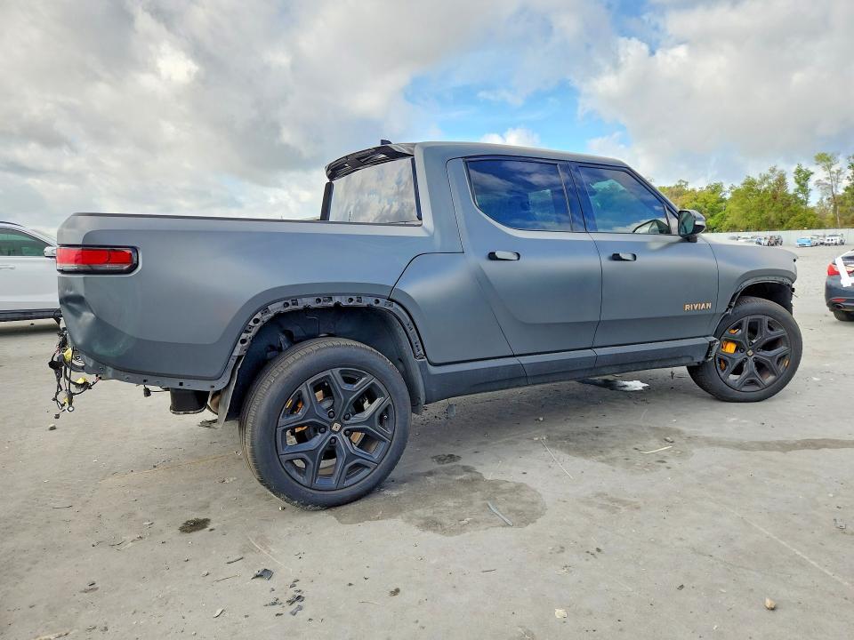 7FCTGAAA4PN019695 2023 Rivian R1T photo no. 3