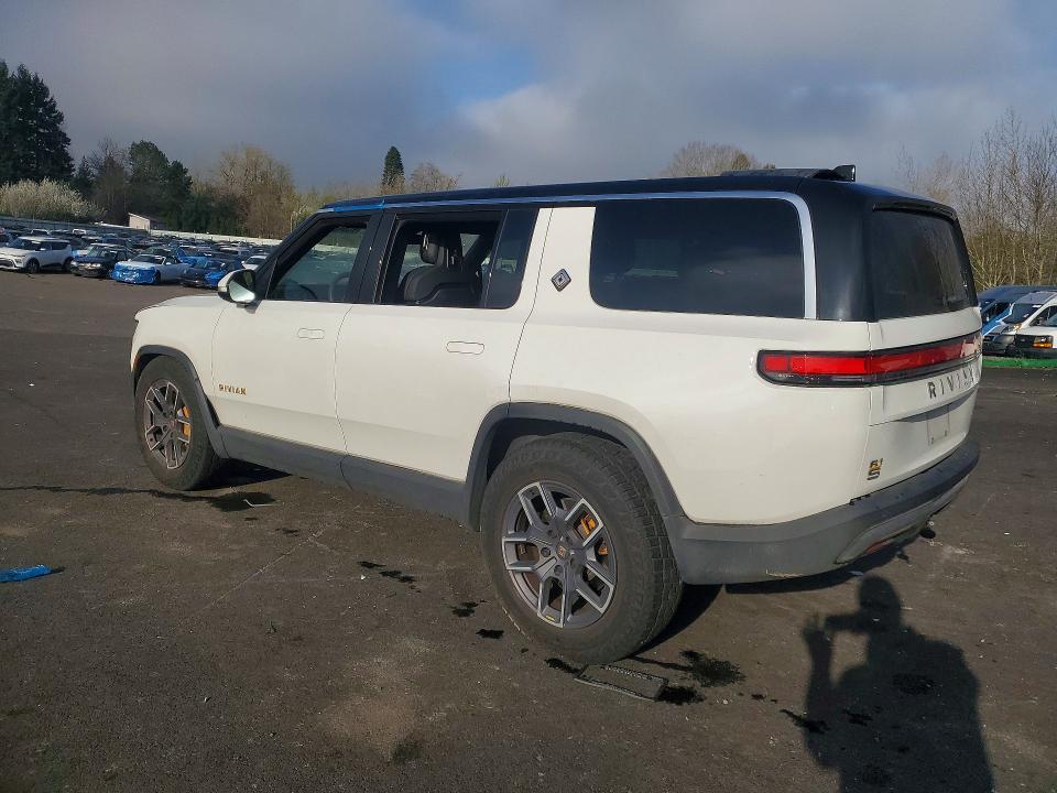 7PDSGABA4PN017518 2023 Rivian R1S photo no. 2