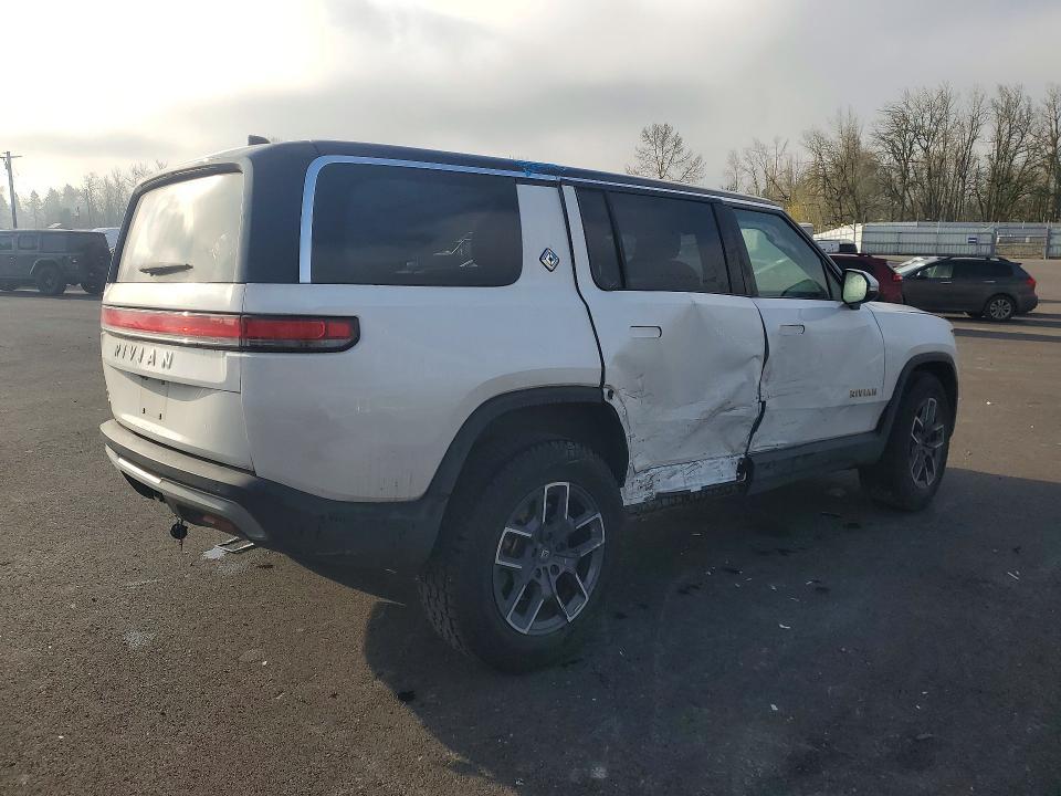7PDSGABA4PN017518 2023 Rivian R1S photo no. 3