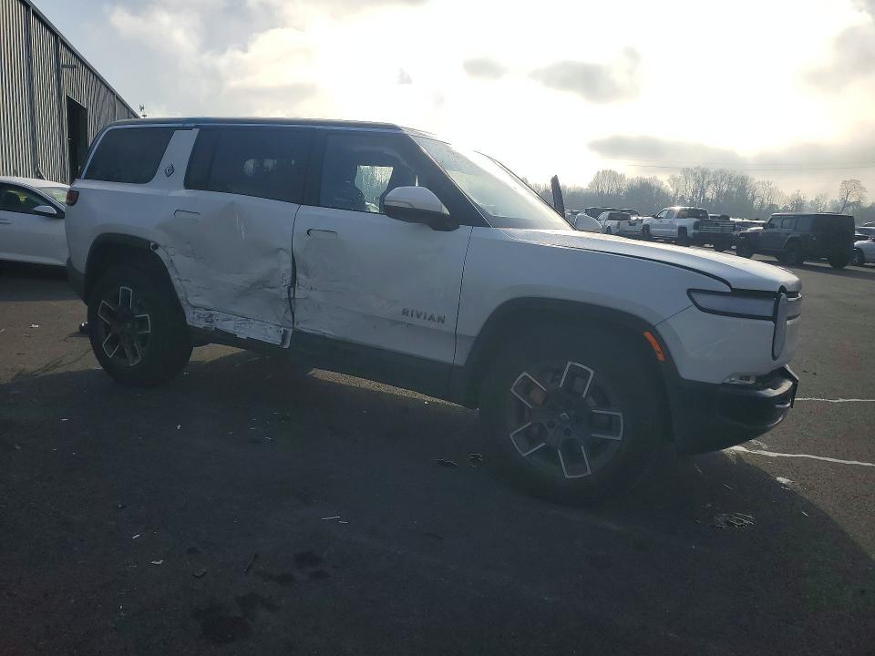 7PDSGABA4PN017518 2023 Rivian R1S photo no. 4