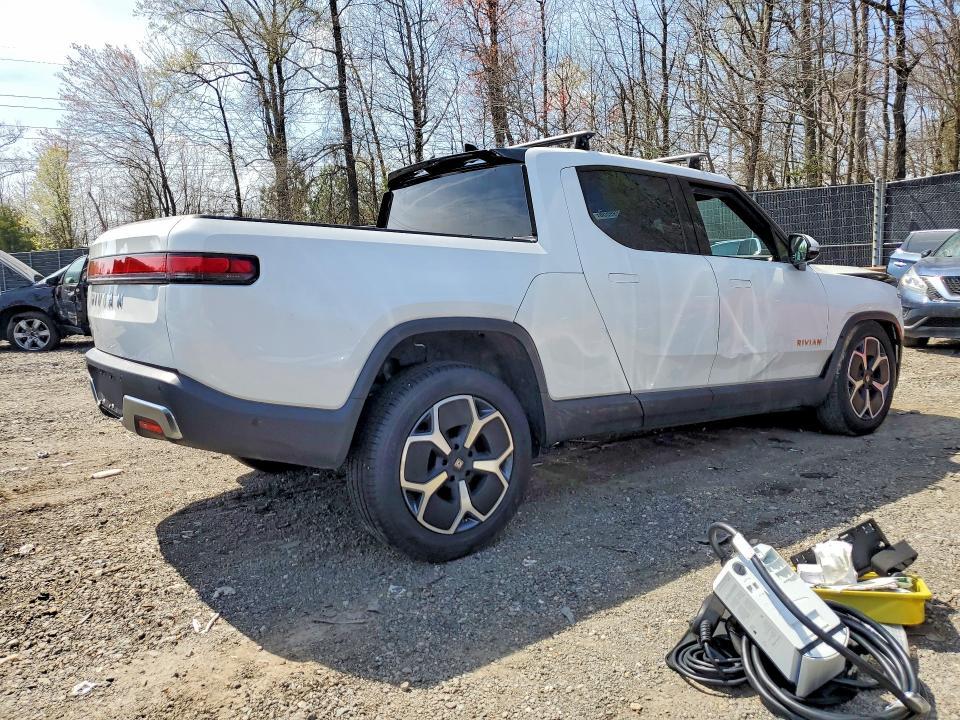 7FCTGAAA8PN022745 2023 Rivian R1T photo no. 3