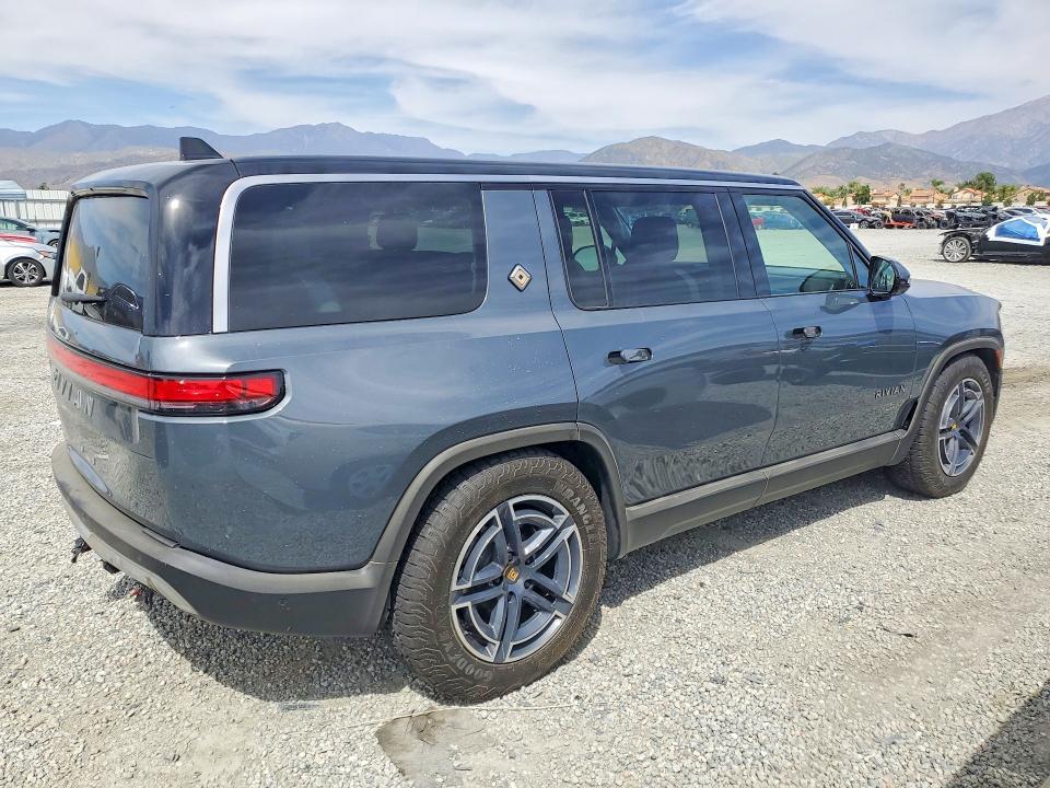 7PDSGGBA7TN079623 2026 Rivian R1S photo no. 3