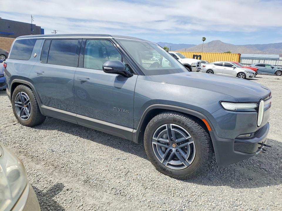 7PDSGGBA7TN079623 2026 Rivian R1S photo no. 4