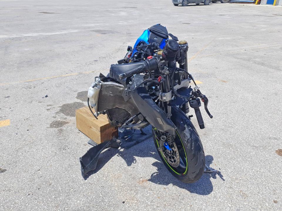 JS1DM11B8H2100806 2017 Suzuki GSX-R1000 photo no. 2