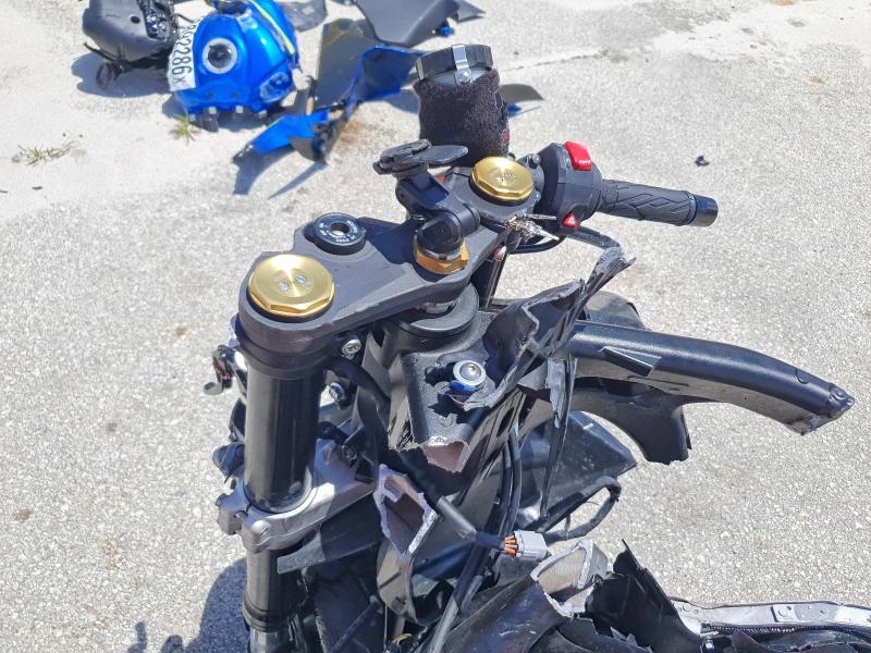 JS1DM11B8H2100806 2017 Suzuki GSX-R1000 photo no. 7