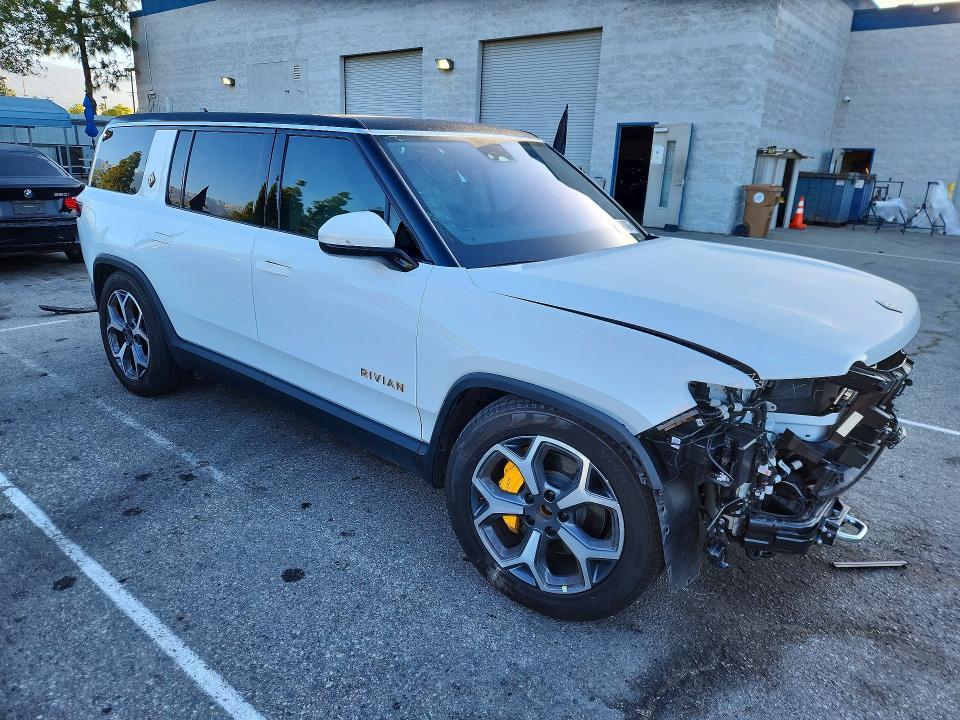 7PDSGABA5PN027491 2023 Rivian R1S photo no. 4