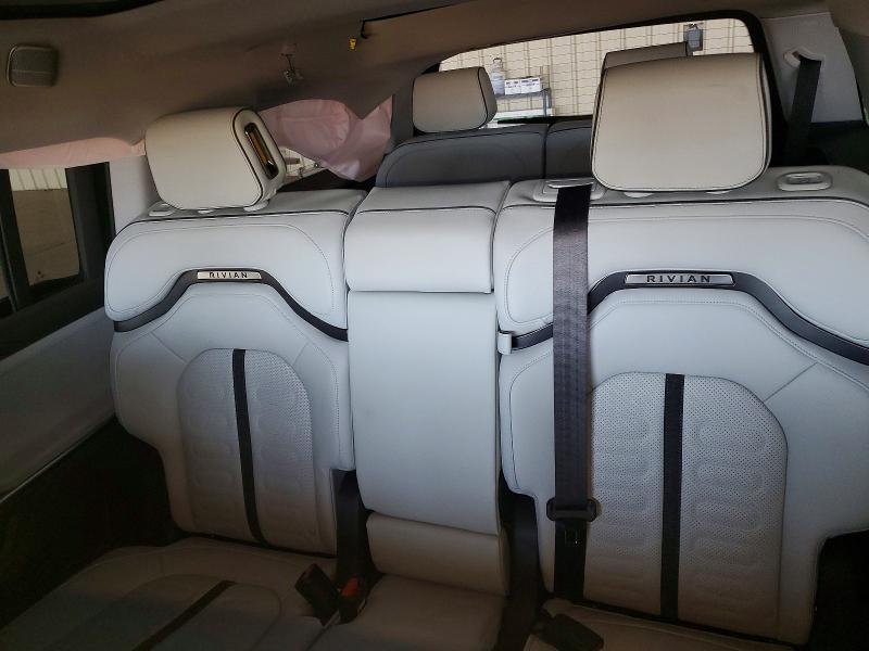 7PDSGCBA7TN081364 2026 Rivian R1S photo no. 11