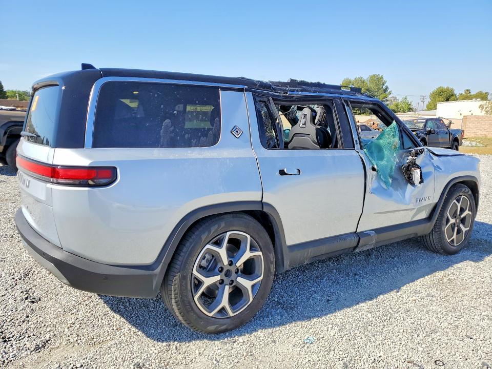 7PDSGBBA7RN040588 2024 Rivian R1S photo no. 3
