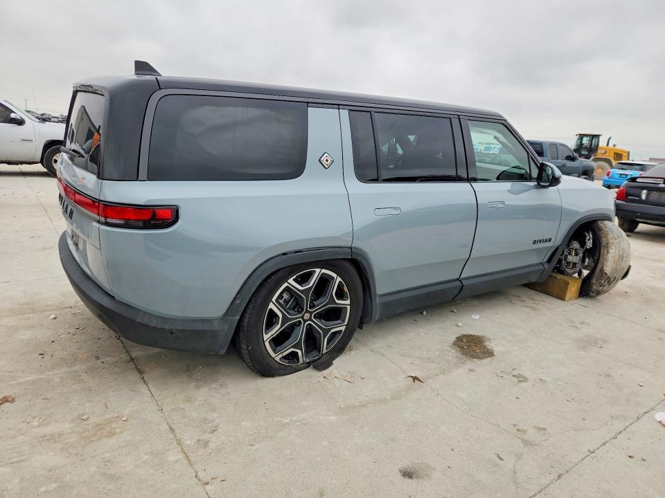 7PDSGFBA6TN082331 2026 Rivian R1S photo no. 3