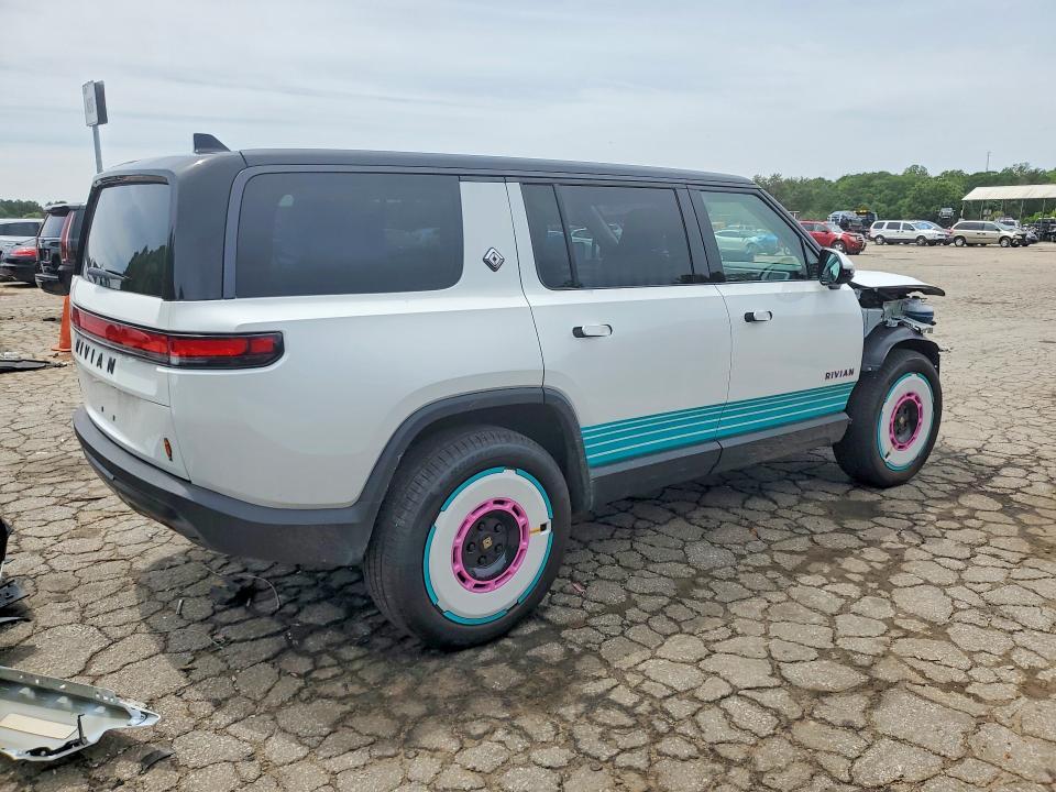 7PDSGABP9TN085909 2026 Rivian R1S photo no. 3