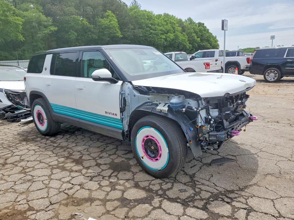 7PDSGABP9TN085909 2026 Rivian R1S photo no. 4