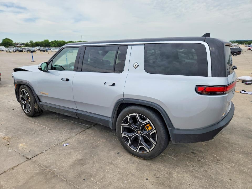 7PDSGABA9PN027915 2023 Rivian R1S photo no. 2
