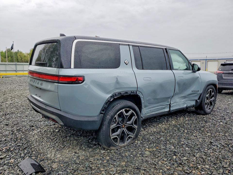 7PDSGBBA9SN071055 2025 Rivian R1S photo no. 3