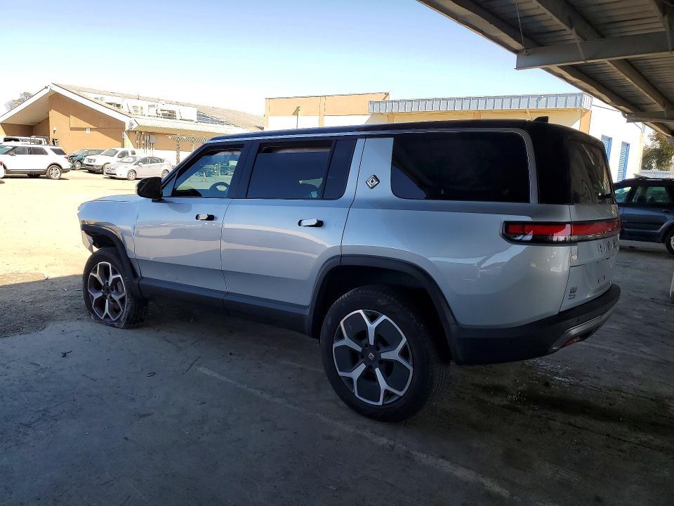 7PDSGCBA3RN035670 2024 Rivian R1S photo no. 2