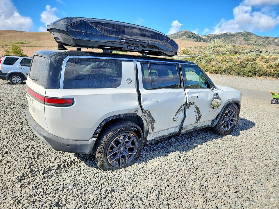 7PDSGBBA7RN032412 2024 Rivian R1S photo no. 3