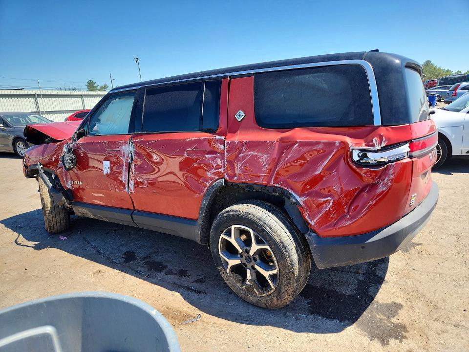 7PDSGABA5RN033875 2024 Rivian R1S photo no. 2