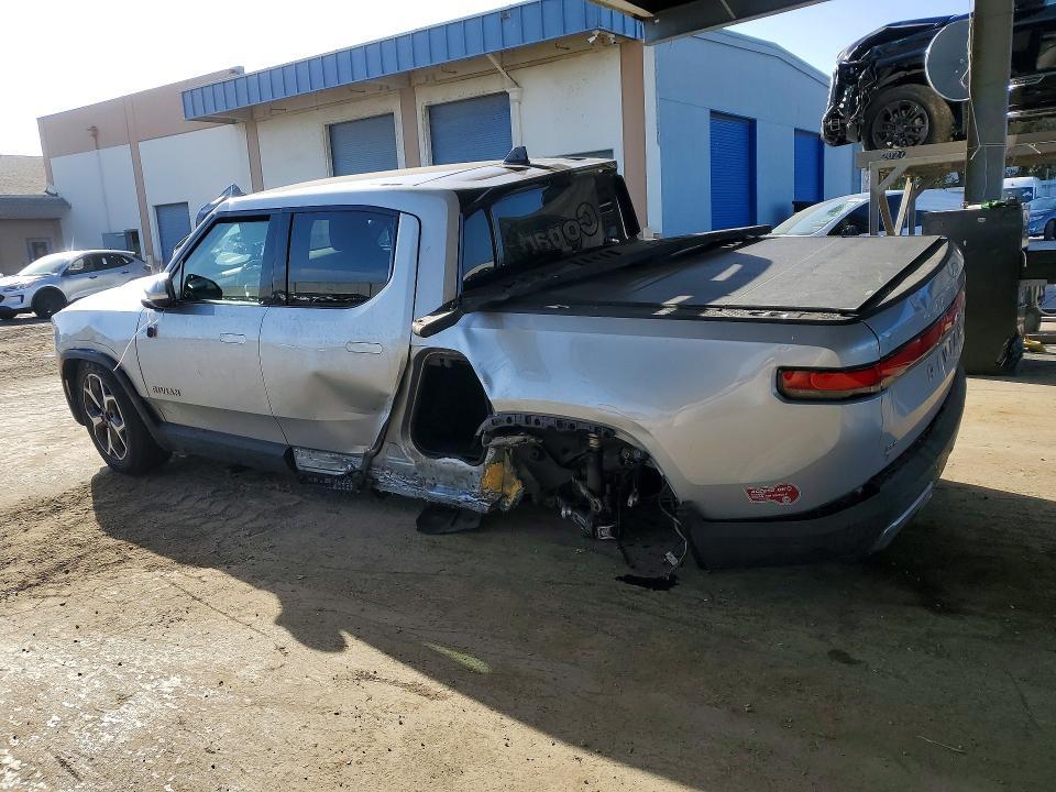 7FCTGAAA8PN025371 2023 Rivian R1T photo no. 2
