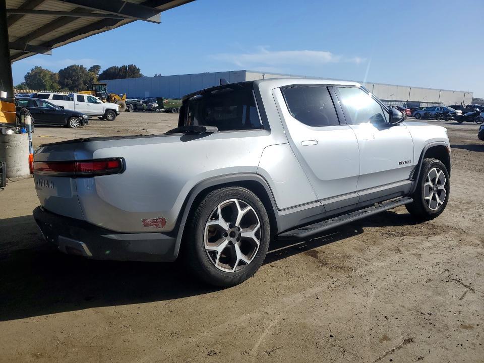 7FCTGAAA8PN025371 2023 Rivian R1T photo no. 3