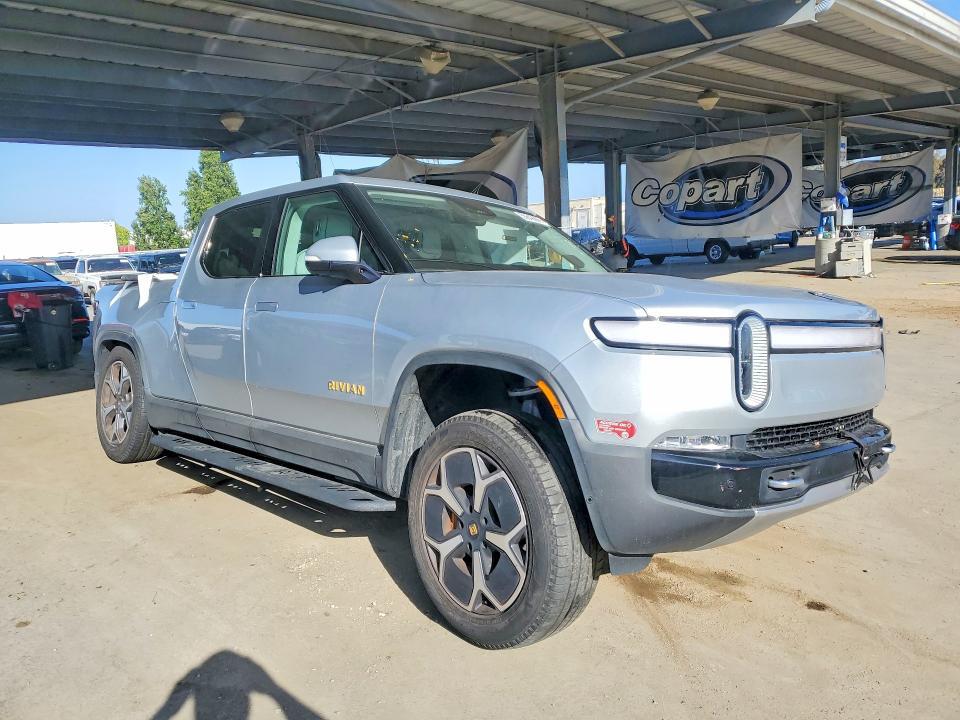 7FCTGAAA8PN025371 2023 Rivian R1T photo no. 4