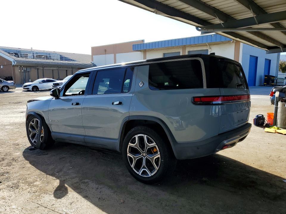 7PDSGABA2PN004010 2023 Rivian R1S photo no. 2