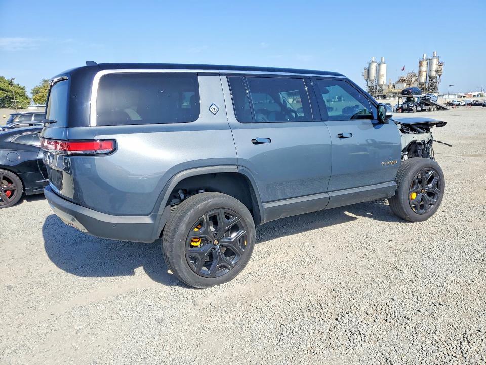 7PDSGABA9PN010077 2023 Rivian R1S photo no. 3
