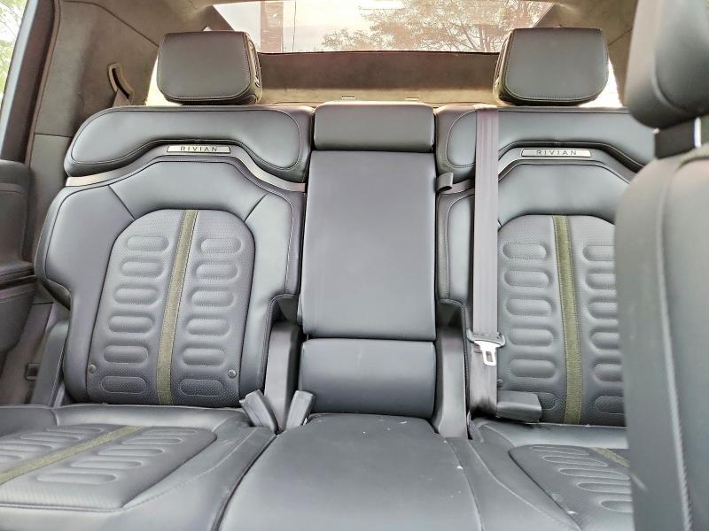 7PDSGABA4RN039327 2024 Rivian R1S photo no. 10