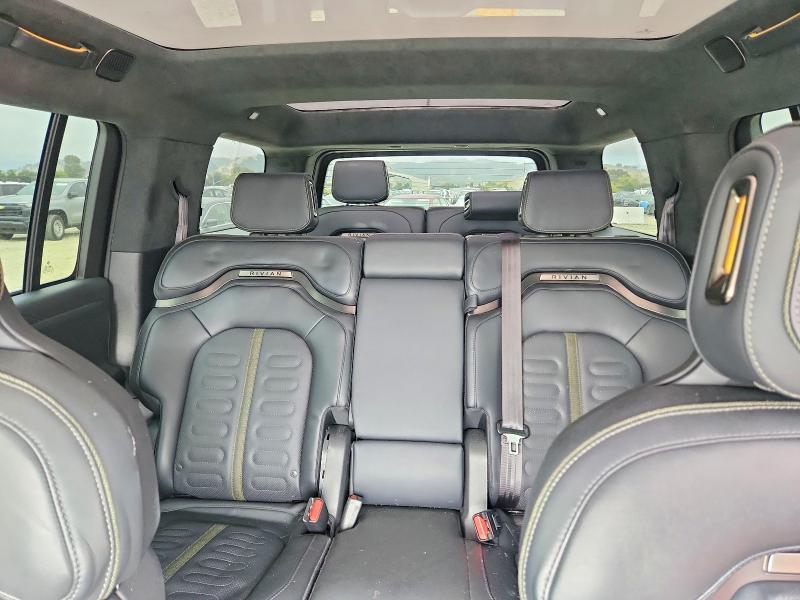 7PDSGBBA8RN037165 2024 Rivian R1S photo no. 10