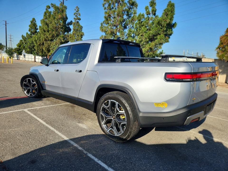 7FCTGAAA2NN011852 2022 Rivian R1T photo no. 2