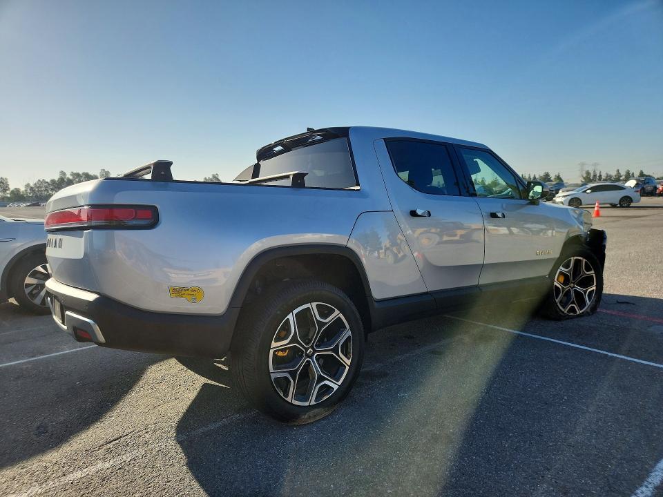 7FCTGAAA2NN011852 2022 Rivian R1T photo no. 3