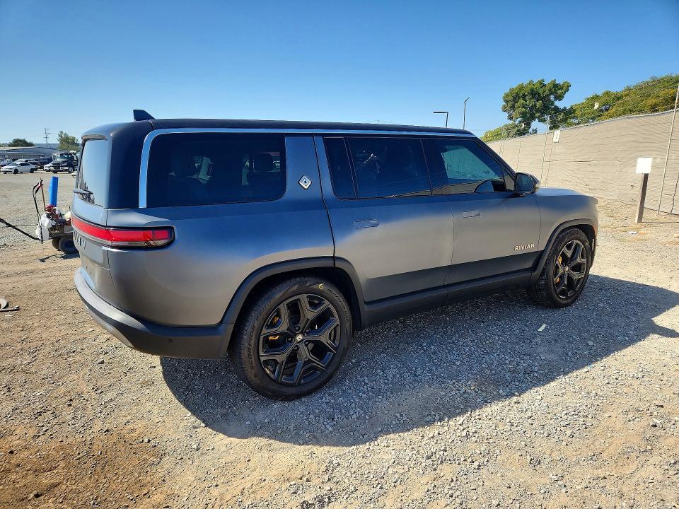 7PDSGABA4RN030708 2024 Rivian R1S photo no. 3