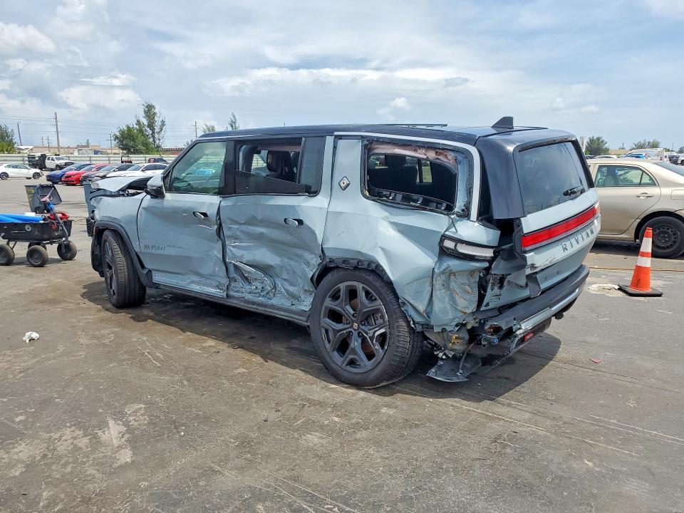 7PDSGBBA9SN054322 2025 Rivian R1S photo no. 2