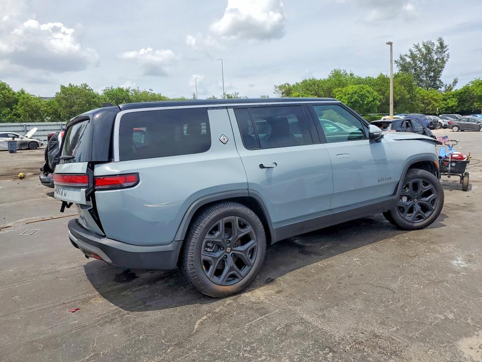 7PDSGBBA9SN054322 2025 Rivian R1S photo no. 3