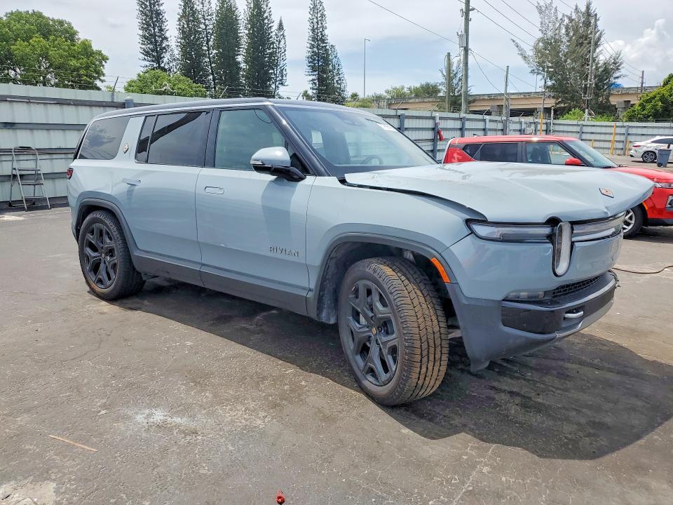 7PDSGBBA9SN054322 2025 Rivian R1S photo no. 4