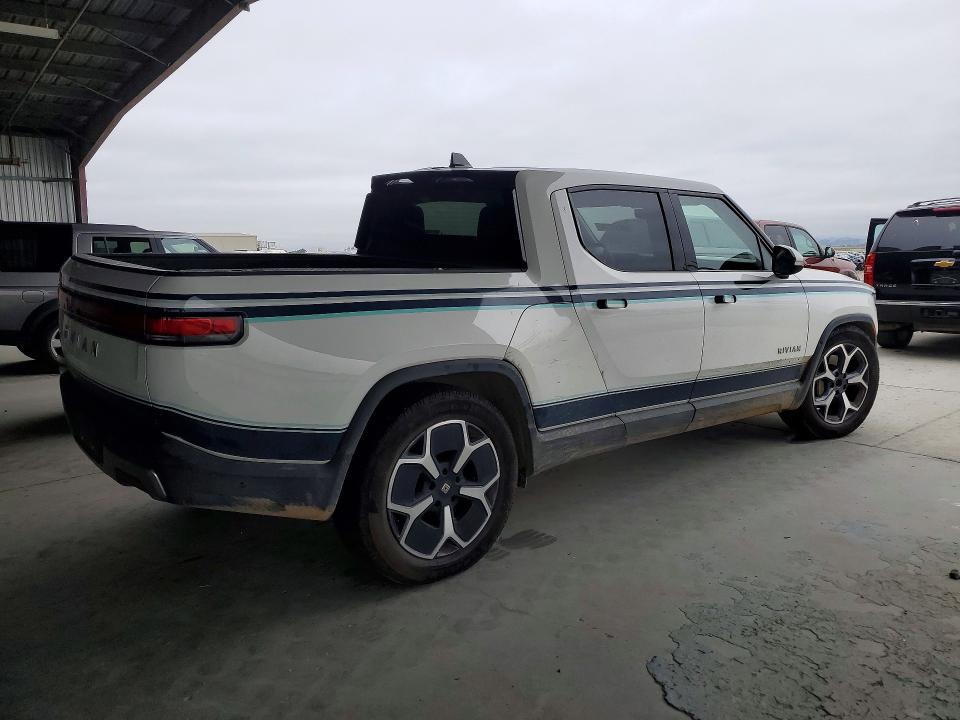 7FCTGBAA2PN028062 2023 Rivian R1T photo no. 3