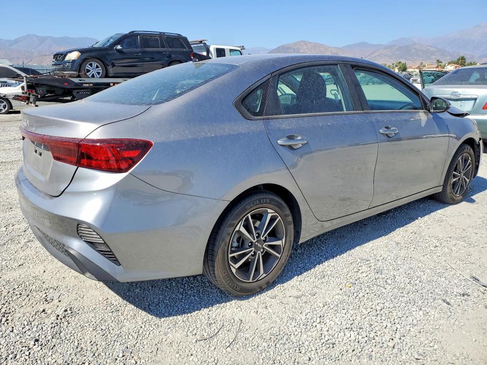 3KPF24AD8RE800983 2024 KIA Forte photo no. 3