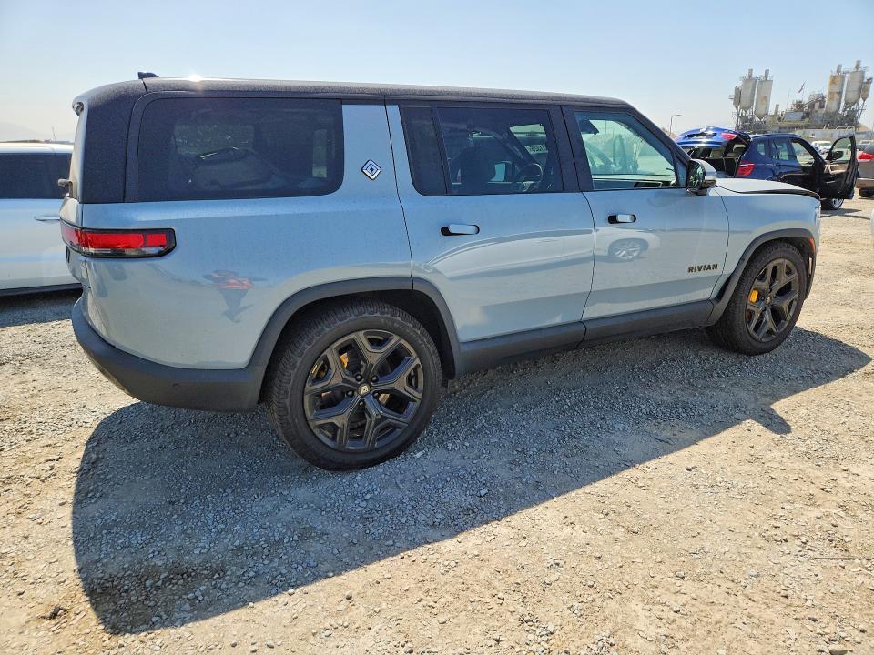7PDSGABA5PN023814 2023 Rivian R1S photo no. 3