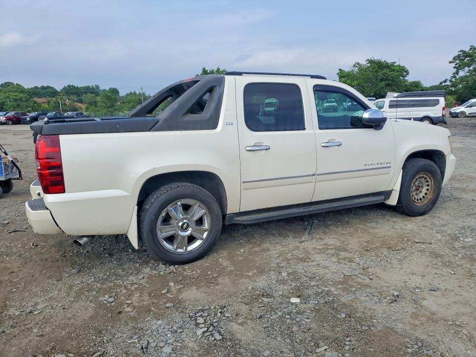 3GNVKGE00AG228733 2010 Chevrolet Avalanche photo no. 3