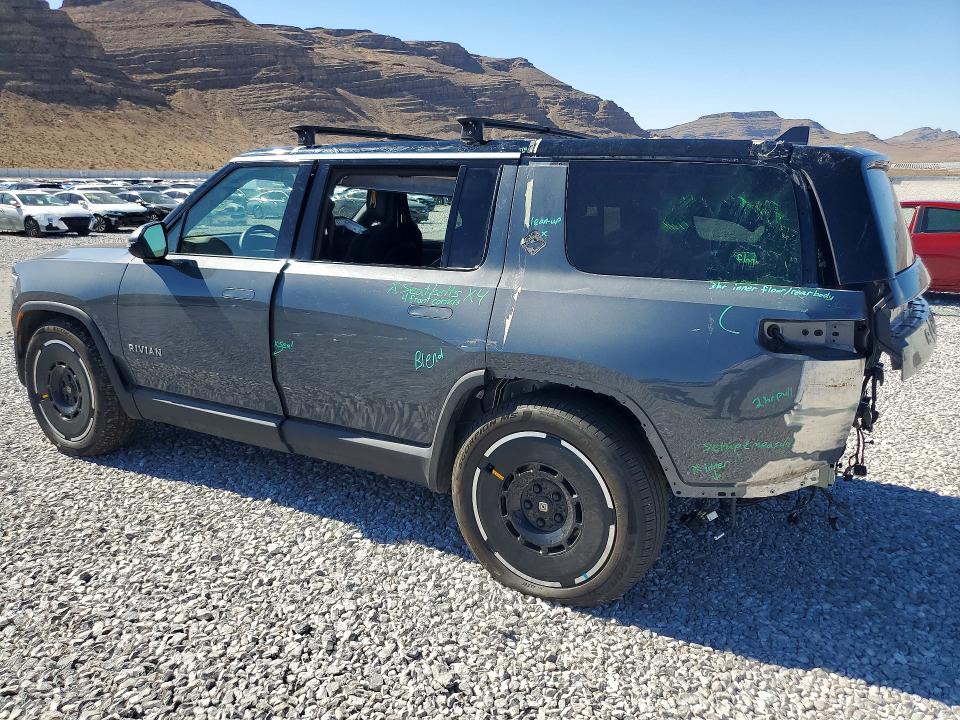 7PDSGBBA6SN052897 2025 Rivian R1S photo no. 2