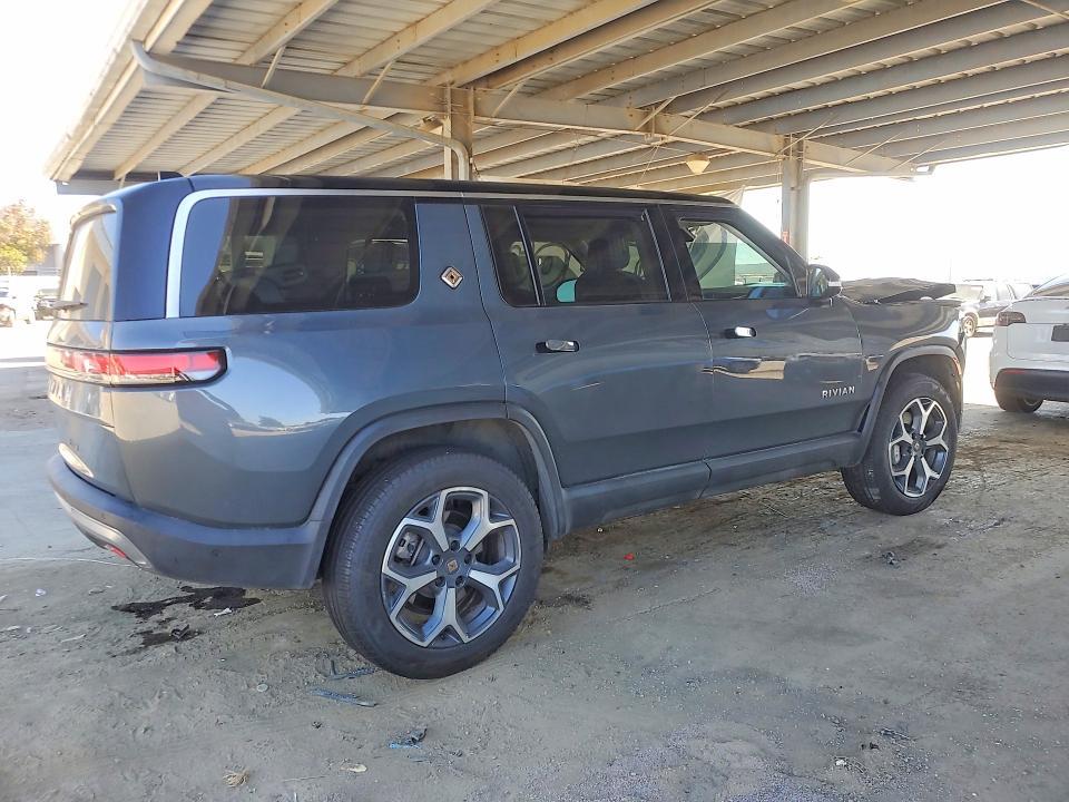 7PDSGBBA5RN032103 2024 Rivian R1S photo no. 3