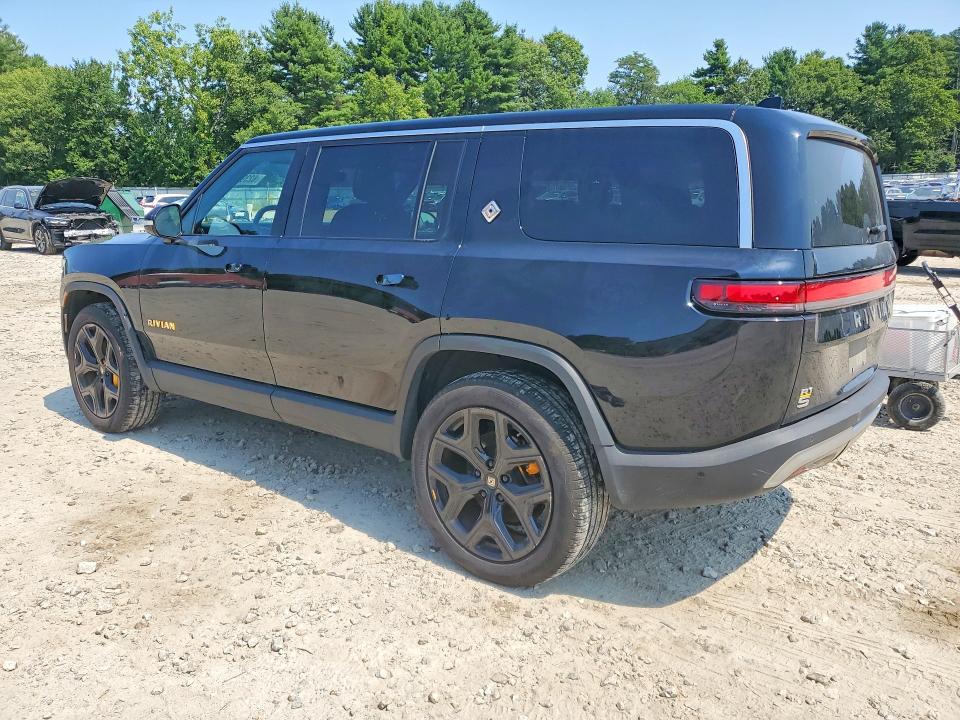 7PDSGABA5PN011145 2023 Rivian R1S photo no. 2