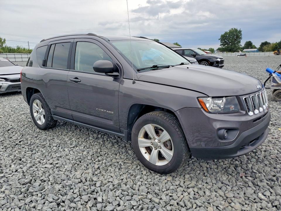 1C4NJDBB8GD556875 2016 Jeep Compass photo no. 4