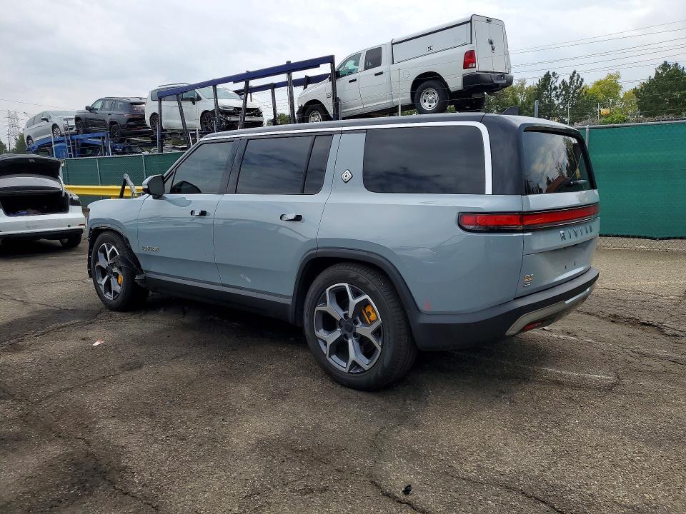 7PDSGABA0PN024532 2023 Rivian R1S photo no. 2