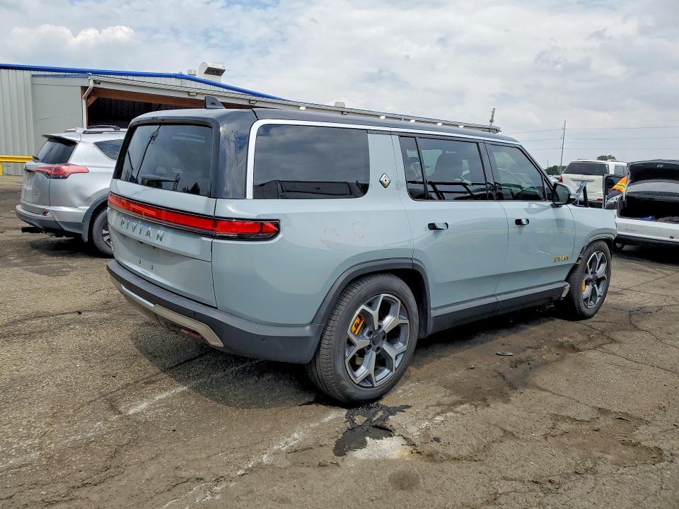 7PDSGABA0PN024532 2023 Rivian R1S photo no. 3